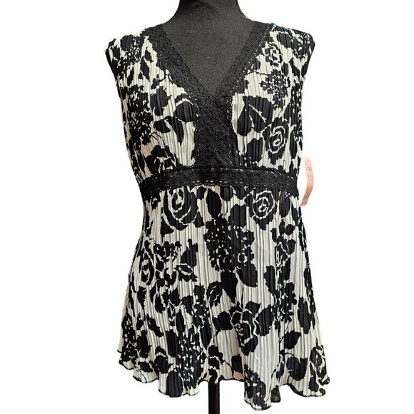 Black and White Heavily Pleated Oversize, Loose Fit Casual Summer V-Neck Top, S - Picture 1 of 6